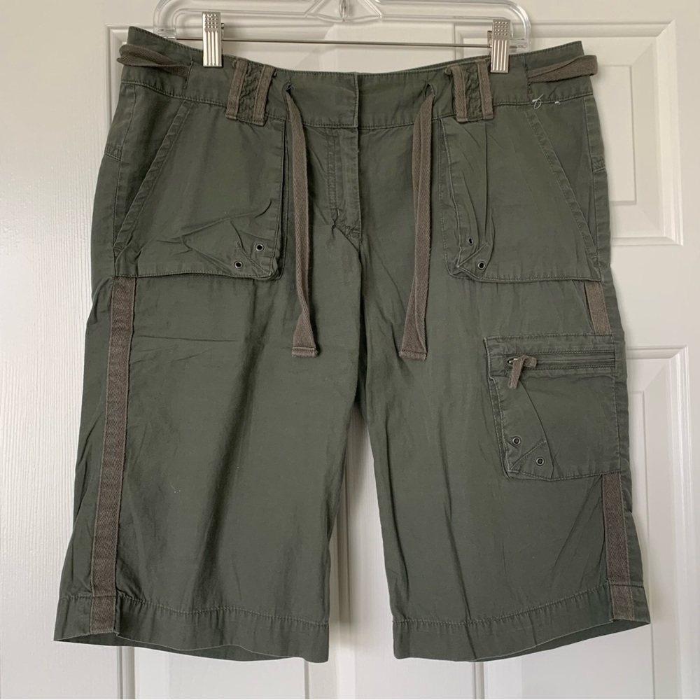 Women’s Halogen army green cargo shorts, size 8